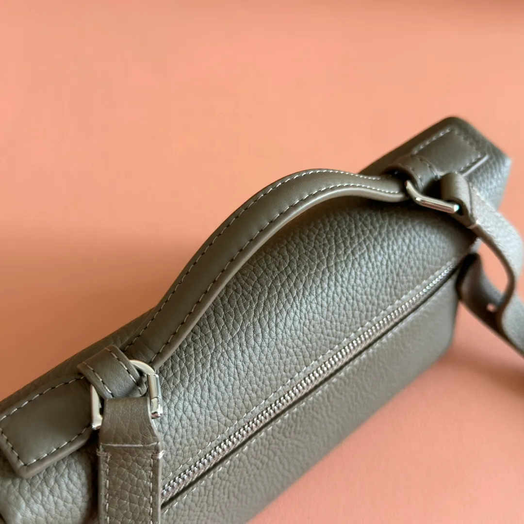 p1160💋💋💋【Original leather configuration counter complete set of packaging】 𝐋𝐨𝐫𝐨 𝐏𝐢𝐚𝐧@ Extra pocket L19 series handbag/crossbody bag, all steel, the most comfortable life is the undefined life, just like loro The material design of pian@ does not require complicated design styles. The simple and soft outline is elegant and durable, like an exquisite cosmetic case, which perfectly balances appearance and functionality. The leather is delicate and feels as soft as butter. The small bag has a large capacity. It is not only portable with a thin shoulder strap, but can also be worn cross-body. Sisters who have a special liking for minimalist style can buy it. It is simple and versatile. The simpler, the more different. Stars and Instagram celebrities are all planting it. There are two sizes of 19 cm and 27 cm. One is exquisite and casual, and the other is elegant and grand. Size: Small: length 19×width 7×height 12cm (